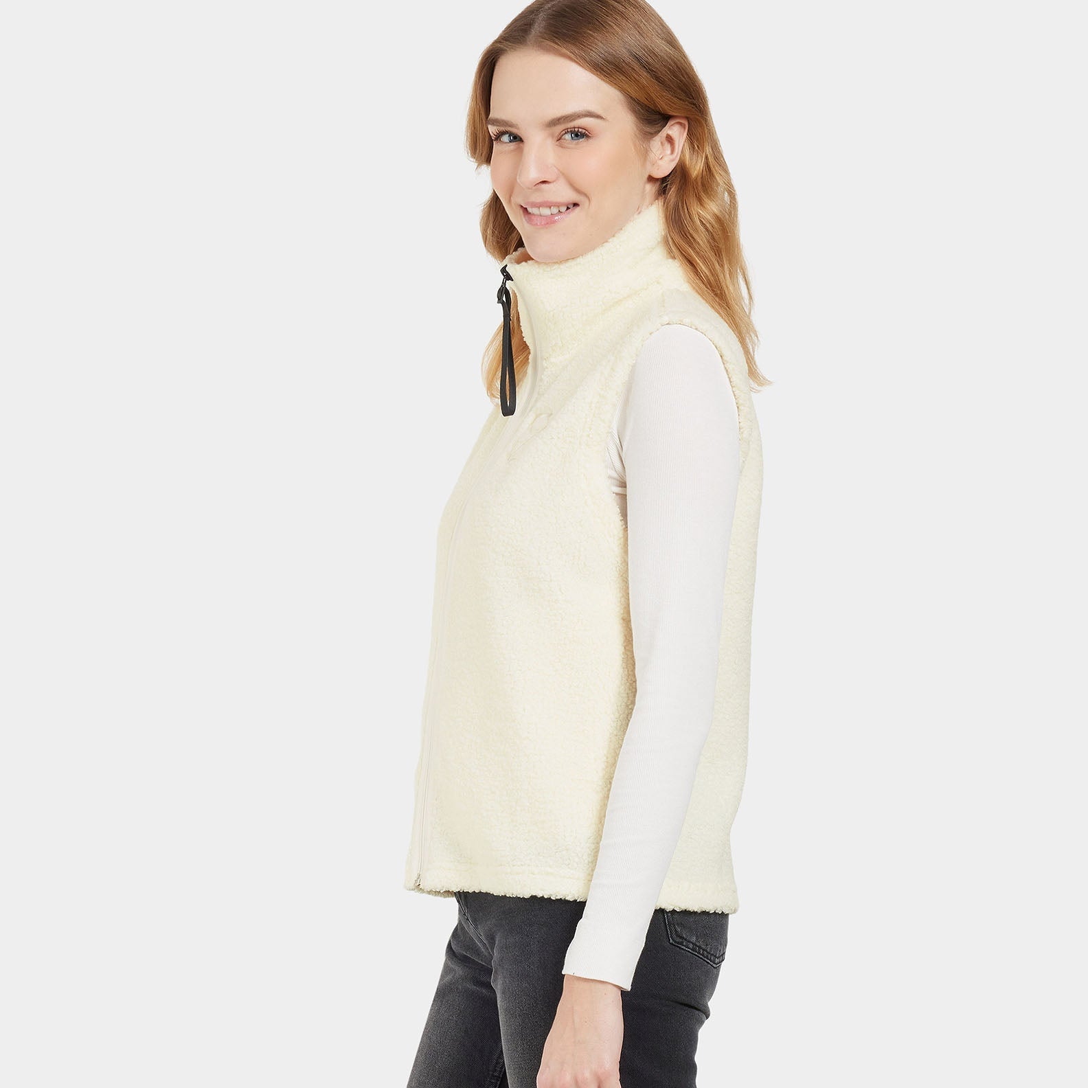 Woman in a cream fleece vest from Didriksons Kiana, perfect for country clothing vibes