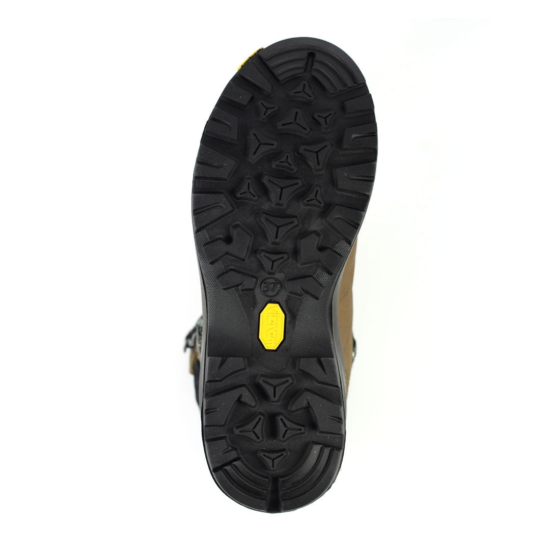 Black lugged boot sole of Grisport Lady Lynx Boot, a perfect companion for walking