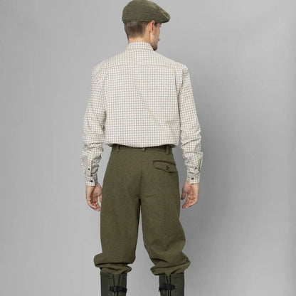 Man in flat cap and checkered shirt wearing Hillside Breeks with PFAS-free Seetex® membrane